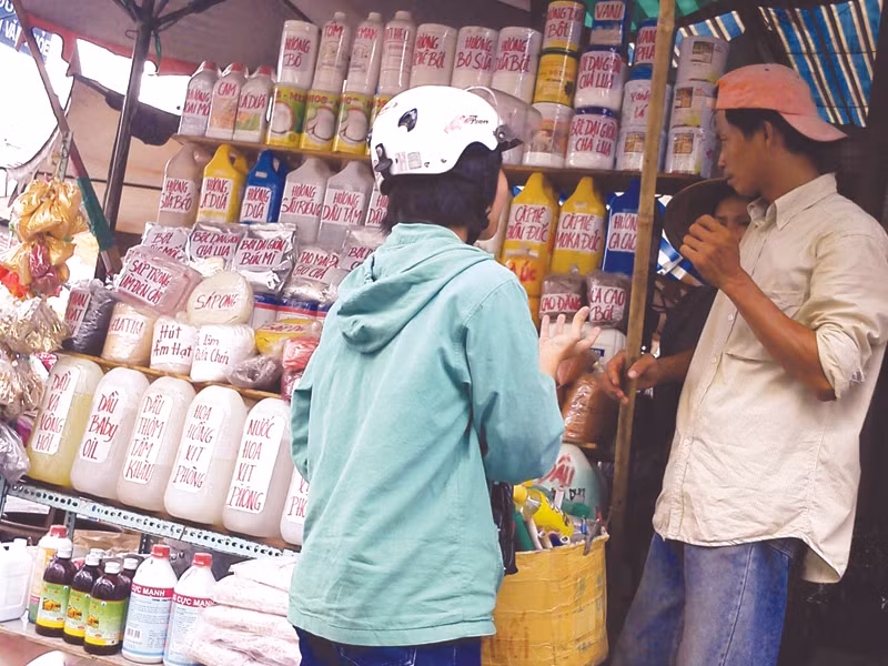 Phóng viên Tiền Phong (áo xanh) thâm nhập chợ phụ gia, hóa chất Ảnh: LN