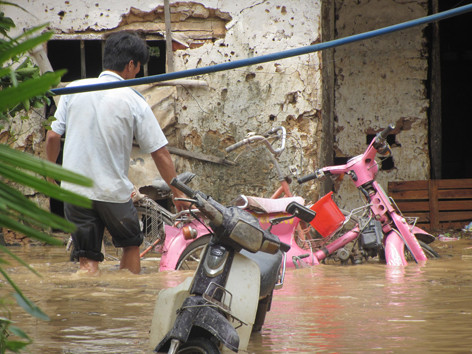 Hồ Vực Mấu xả lũ gây úng ngập, dân không kịp trở tay!