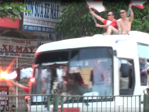 Ngồi cả trên ô tô phất cờ trước mặt CSGT