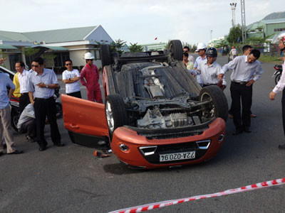 Hai ô tô húc nhau, một xe 'chổng vó'