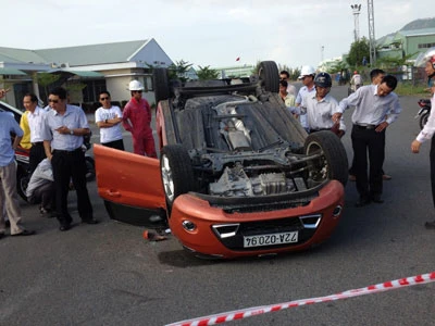 Hai ô tô húc nhau, một xe 'chổng vó'