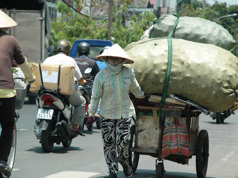 Mưu sinh giữa nắng nóng Sài Gòn