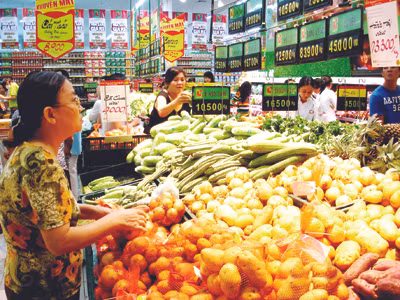 Khách hàng lựa chọn thực phẩm tươi sống tại siêu thị Coop Mart trong chương trình Tự hào hàng Việt
