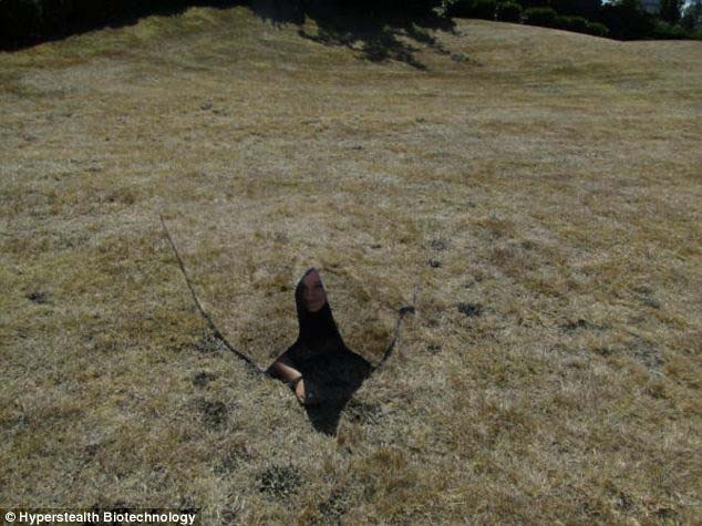 Một người đang thử nghiệm loại vật liệu tàng hình mới