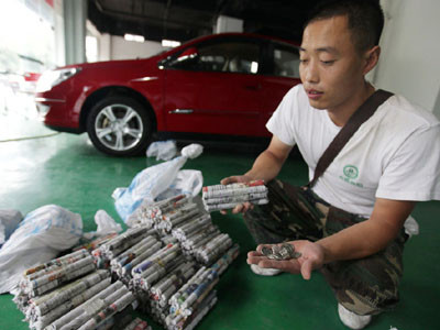 Vác bảy bao tải tiền xu đi mua xe hơi