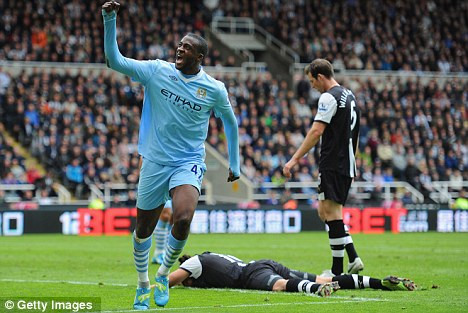 Toure lập cú đúp, Man City đã chạm tay vào cúp