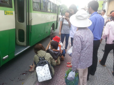 Vừa xuống xe buýt, cụ bà bị cán nát chân