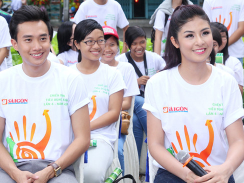 Hoa hậu Ngọc Hân kêu gọi xả rác đúng cách