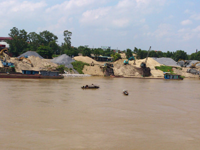 Người chồng nhẫn tâm ném vợ xuống sông khai gì?