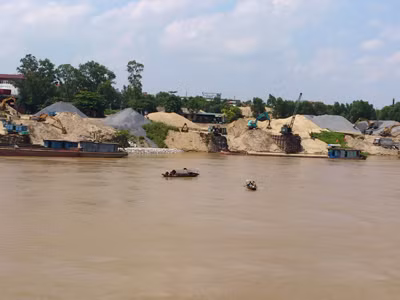 Người chồng nhẫn tâm ném vợ xuống sông khai gì?