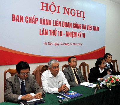 Chấm dứt chuyển đổi phiên hiệu, mua bán CLB vào 2014