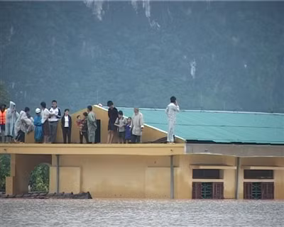 Người dân gặp bao vất vả trong lũ