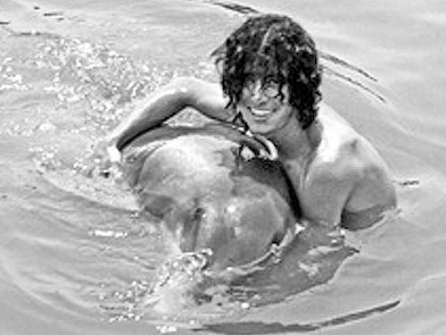 Nhà văn Mỹ làm tình với cá heo