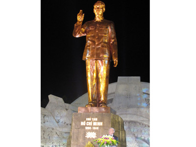 Khánh thành tượng đài “Bác Hồ với các dân tộc Tây Nguyên”