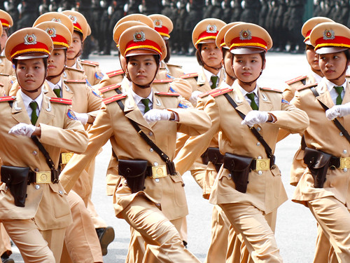Nữ sinh cảnh sát rạng rỡ trong lễ diễu binh