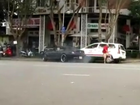 Drift thất bại, BMW M6 va mạnh vào taxi