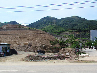 Nổ mìn phá đá ngay cạnh khu dân cư