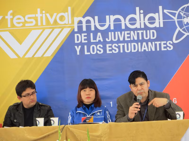 Đại biểu Phạm Thị Thanh Dung (ở giữa) trên bàn chủ tọa hội thảo chuyên đề Đói nghèo Vấn nạn và Hướng đi của từng khu vực