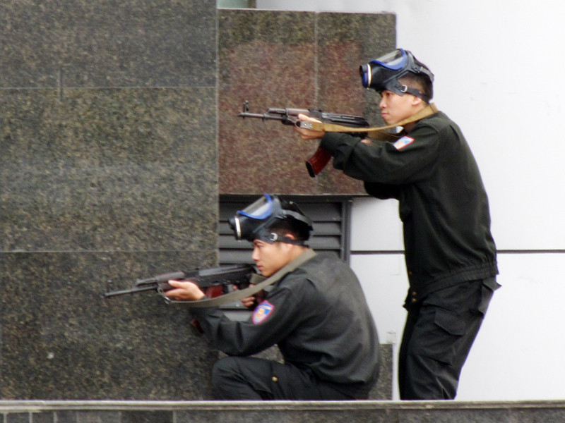 Nghẹt thở bắt cướp ngân hàng, giải cứu con tin