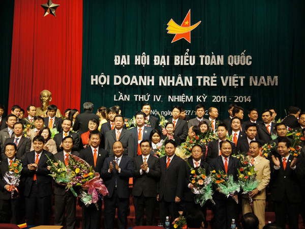 Phó Thủ tướng Nguyễn Xuân Phúc và lãnh đạo T.Ư Đoàn, T.Ư Hội LHPN Việt Nam chúc mừng Đoàn chủ tịch Hội DNT khóa IV. Ảnh: H.Y