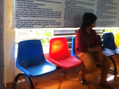 Nữ sinh lớp 8 bị con mẹ kế hiếp