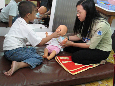 Chuyên viên tâm lý khám cho một trường hợp trẻ bị tự kỷ. Ảnh: T.T.D