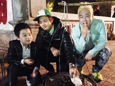 PSY nhí ngồi ăn đêm vỉa hè Hà Nội