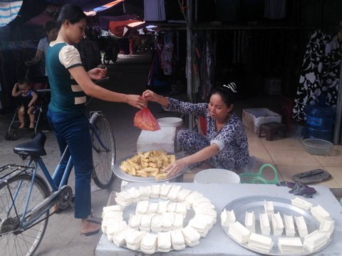 Cua, đậu phụ tăng giá chóng mặt vì nóng