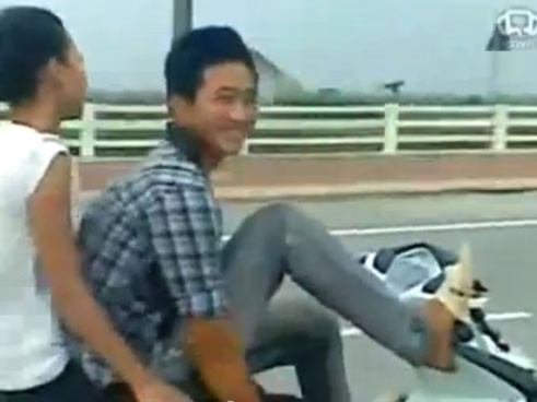 Chở bạn gái, lái xe...bằng chân