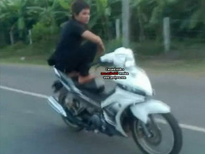 'Yêng hùng' nằm trên yên, lao xe máy vun vút