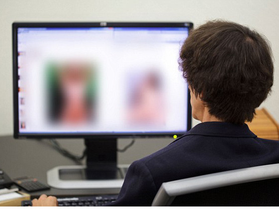 Nhiều công chức dành đến 6 tiếng một ngày để xem phim khiêu dâm