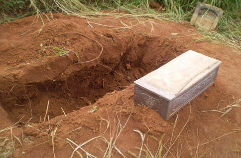 Hàng chục ngôi mộ bị đào bới nham nhở