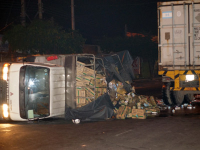 Hàng chục người bảo vệ hiện trường xe chở sữa bị lật