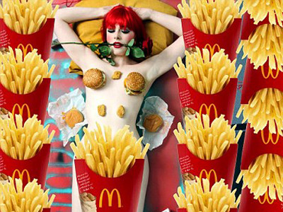 Con gái Thủ tướng New Zealand khỏa thân kỳ quái