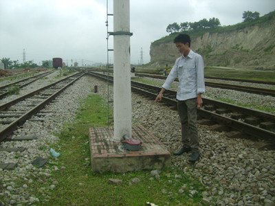 Tháo trộm thiết bị đường sắt đem bán 'đồng nát'