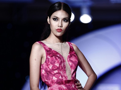 Bận rộn thi Siêu mẫu, Lan Khuê vẫn chạy show