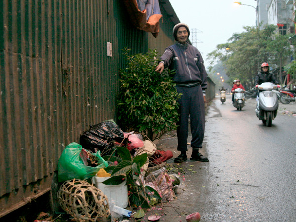 Ông Phùng Văn Đôn, người dân tại phố Mới ngã tư Sở (Đống Đa) nhiều lần gửi lên các cấp chính quyền, nhưng đến nay vẫn chưa nhận được hồi âm