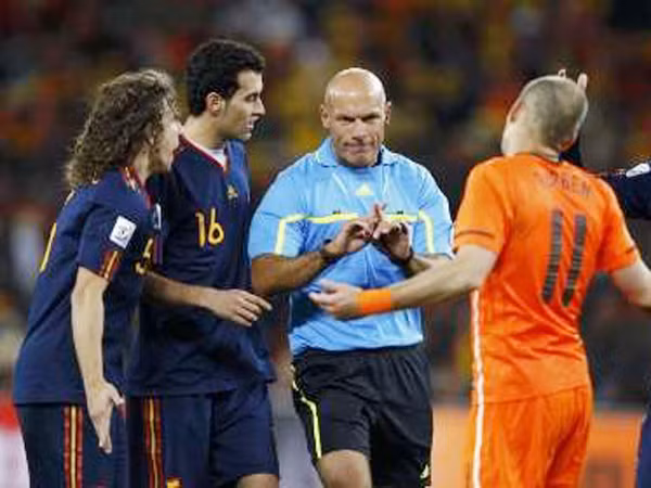 Trọng tài Howard Webb lên tiếng