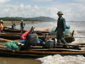 Tàu cá bị tàu lạ đâm chìm, ba thuyền viên mất tích