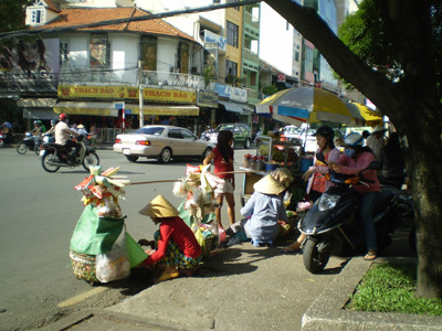 Bó tay với hàng rong tràn lan