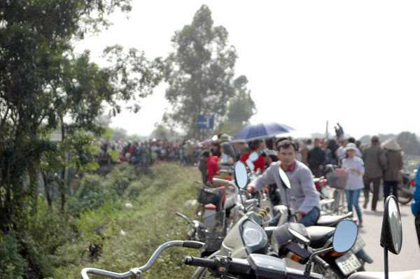Hàng trăm người hiếu kỳ đã đổ đến khu vực xác chết khiến khu vực này bị ách tắc giao thông