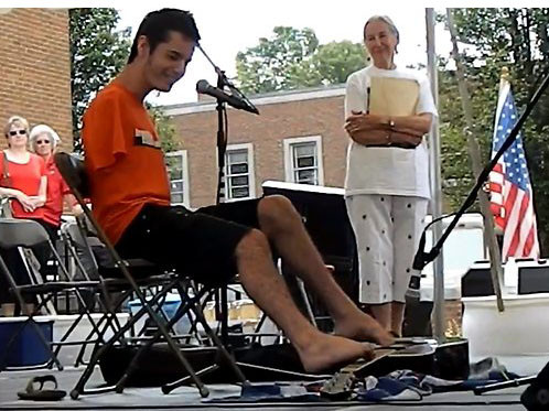 Anh George Dennehy có tài chơi đàn bằng chân