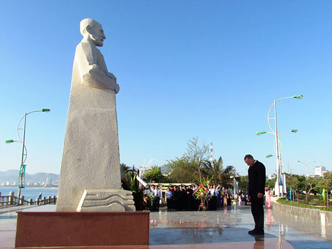 Tượng đài A. Yersin tại công viên bờ biển Nha Trang