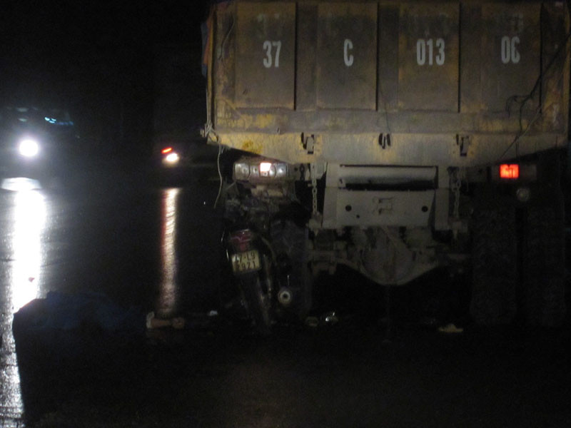 Tai nạn kinh hoàng, nạn nhân 'găm' vào ôtô chết thảm