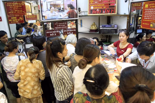 Người dân chen nhau mua vàng tại Công ty vàng bạc Bảo tín Minh Châu