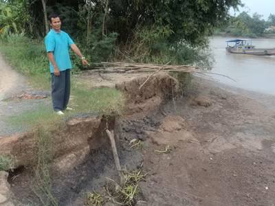 Ông Nguyễn Thành Tôn chỉ một điểm sạt lở gần nhà ông, đã gây ra nhiều tai nạn giao thông