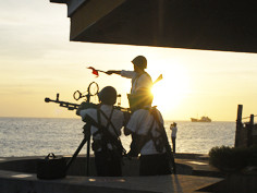 Chiến sĩ Hải quân Trường Sa chắc tay súng bảo vệ biển trời Tổ quốc. Ảnh: Trọng Thiết