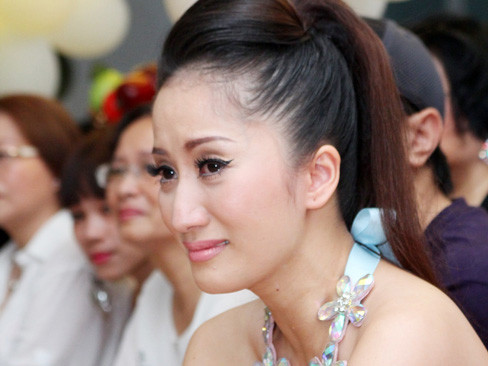 Khánh Thi rơi nước mắt trong ngày sinh nhật