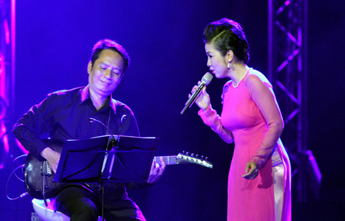 Mỹ Linh cùng con gái hát ủng hộ miền Trung