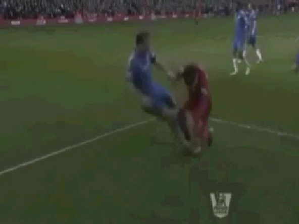 Suarez tung đòn 'cẩu xực' với Ivanovic